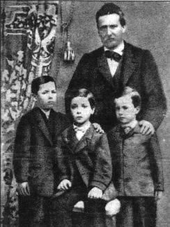 Il padre Ruggero Pascoli coi figli Giacomo, Luigi e Giovanni, Archivio Casa Pascoli, Castelvecchio di Barga
