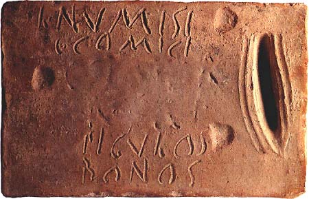 Laterizio inscritto con acclamazione "figulos bonos" dall'agro centuriato (Museo St. dell'Antichità, Cesena)