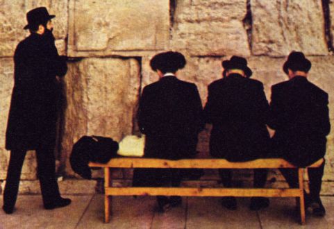 Rabbini in preghiera al "Muro del pianto", resto dell'antico Tempio di Gerusalemme