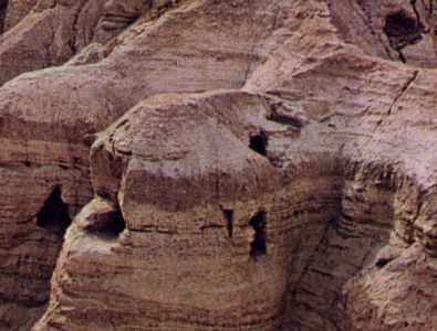 Alcune grotte di Qumran nel deserto di Giuda, ove vissero gli esseni