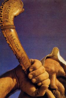 Ebreo che suona il corno sacro, detto shofar, che annuncia l'inizio dell'era messianica