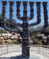 Menorah (candelabro sacro, simbolo dell'unità degli israeliti)
