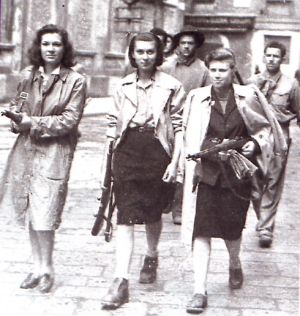 Tre partigiane perlustrano le strade di Milano il 26 aprile 1945 (Publifoto)