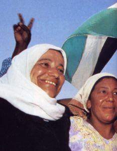 Donne che festeggiano l'arrivo dei primi poliziotti palestinesi a Jerico nel maggio 1994
