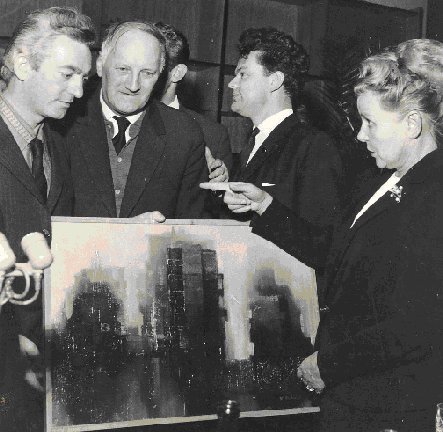 La ministra Fusteva ed il direttore dellErmitage Kolpinskij ricevono il quadro del pittore Mario Bocchini per la galleria dArte Moderna di Mosca.