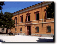 Ingresso della biblioteca comunale