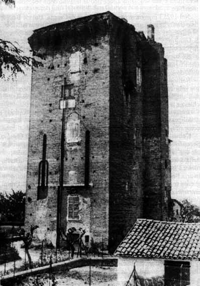 Torre di S. Giorgio (1923, foto di F. Dell'Amore). Ultima susperstite del castello malatestiano, distrutta nel 1944.