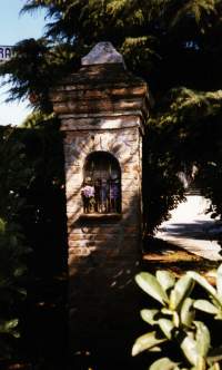 La celletta di via Pozzo che sta al posto di un'antico cippo