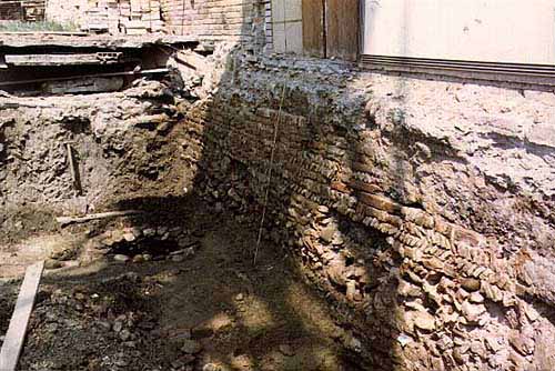 Fondazioni romaniche della pieve con sepolcreto a fianco (scavo 1987, SAER)