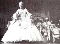 Clara Petrella nella scena del Minuetto, teatro alla Scala di Milano, stagione 1956-57, in Tutti i libretti di Puccini, ed. Garzanti.