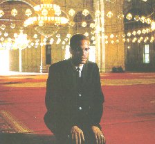 Malcolm prega in una moschea
